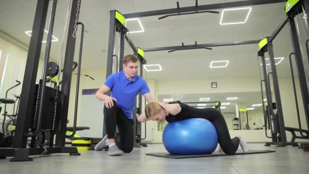Sportovní Fyzioterapeut Pracuje Jednotlivých Svalových Skupinách Bolesti Zad Žena Zotavuje — Stock video