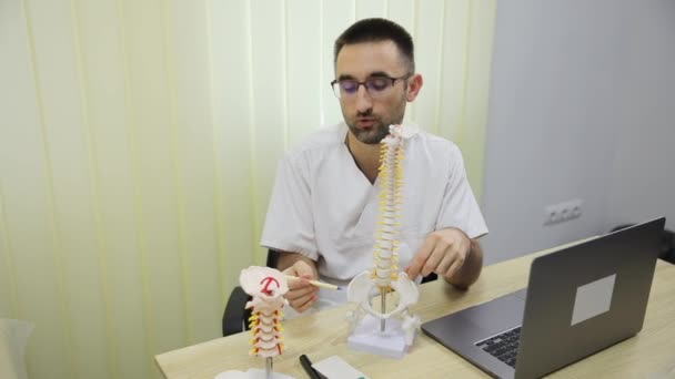 Médico Ortopédico Com Modelo Anatomia Coluna Vertebral Humana Distúrbios Medula — Vídeo de Stock