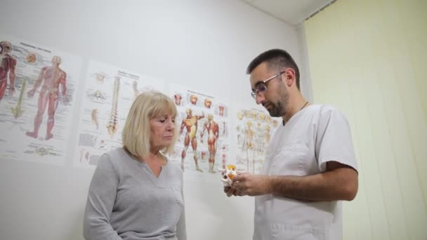 Ortopedista Realiza Examen Médico Paciente Anciano Clínica Traumatología Tratamiento Columna — Vídeo de stock