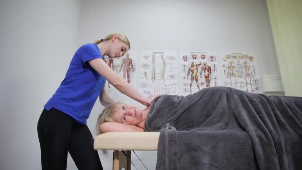 Fisioterapeuta Reabilitação Moderna Com Uma Cliente Idosa — Vídeo de Stock