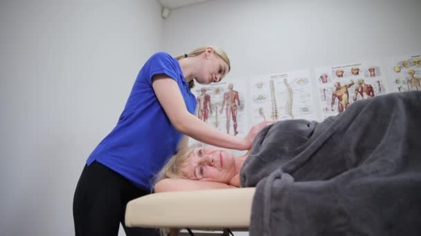 Una Donna Anziana Appuntamento Con Chiropratico Massaggio Terapeutico Alla Schiena — Video Stock