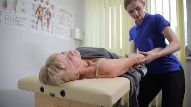 Μια Γυναίκα Γιατρός Εξετάζει Έναν Ασθενή Μια Κλινική Φυσιοθεραπείας Θεραπευτικό — Αρχείο Βίντεο