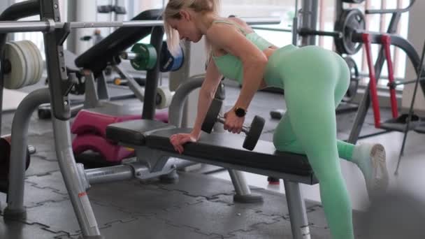 Une Jeune Femme Soulève Des Poids Dans Salle Gym Mince — Video