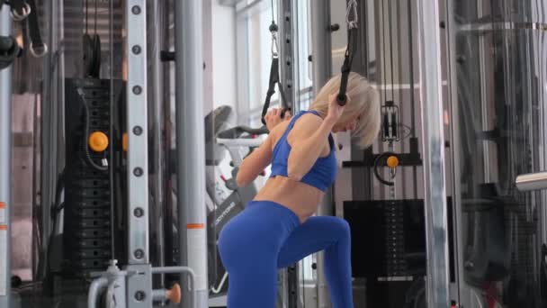 Çekici Genç Bir Kadın Modern Fitness Merkezinde Hamlesini Yapıyor Spor — Stok video