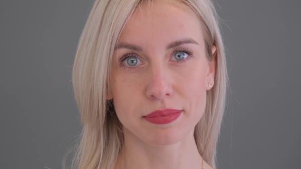 Portret Pięknej Blondynki Szarym Tle Studiu Zwolniony Ruch — Wideo stockowe