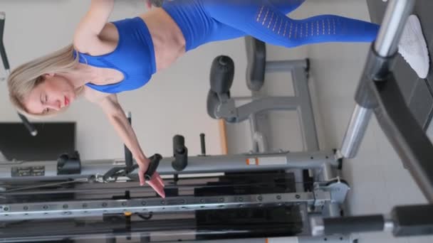 Vertikales Video Sportlerin Blauer Kleidung Der Turnhalle Armmuskeltraining — Stockvideo