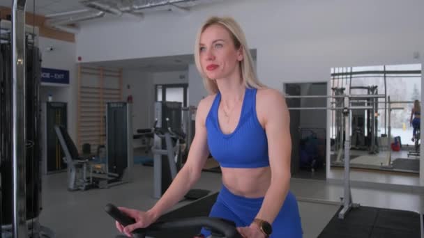 Jeune Femme Séance Entraînement Cardio Sur Vélo Exercice Dans Salle — Video