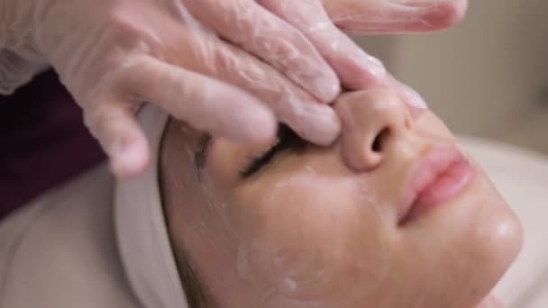 Yüz Bakımı Prosedürleri Güzellik Uzmanı Kozmetik Kliniğinde Güzel Kadınların Yüzlerine — Stok video