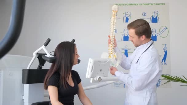 Young Doctor Holding Spine Model Patient Hospital Young Woman Doing — Stock Video