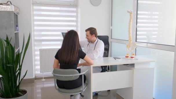 척추학 센터의 치료사에서 척추를 검사하는 의사는 환자의 엑스레이 이미지를 있습니다 — 비디오