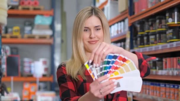 Ung Kvinna Väljer Färg Till Väggar Järnaffär Nöjd Kund Handlar — Stockvideo