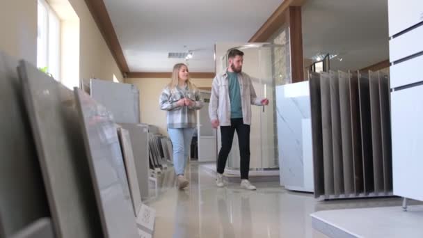 Beautiful Young Couple Choosing Ceramic Tiles House Repairment Building Shop — Stock Video