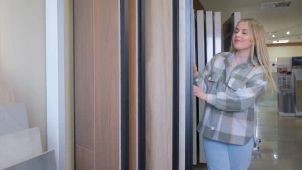 Seorang Wanita Muda Memeriksa Ubin Lantai Keramik Konsep Renovasi Rumah — Stok Video