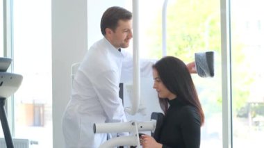 Omurgalı bir doktor, kas iskeleti sisteminin kapsamlı tedavisi ile ilgilenen bir doktordur. Sırt doktoru, omurga doktoru.