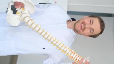 Dikey video, bir omurgalı, kas iskeleti sisteminin kapsamlı tedavisiyle ilgilenen bir doktordur. Sırt doktoru, omurga doktoru.