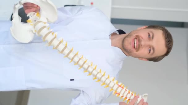 垂直录像 一个脊椎学家是一个医生 处理综合治疗的肌肉骨骼系统 脊椎医生 — 图库视频影像