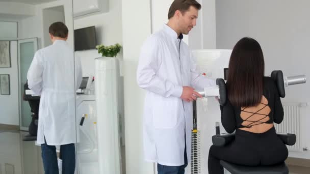 Médico Masculino Examina Espalda Una Paciente Femenina Examen Ortopédico — Vídeos de Stock