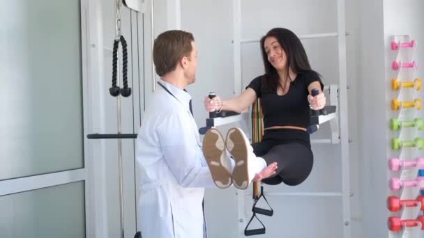 Een Revalidatiedokter Heeft Maken Met Een Vrouwelijke Patiënt Spine Rehabilitator — Stockvideo