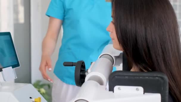 Läkare För Ryggradsrehabilitering Ortoped Undersöker Kvinna — Stockvideo