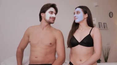 Evli bir çift modern bir kozmetoloji salonunda ameliyat oluyor. Gençleştirici yüz maskeleri kullanıyorlar..