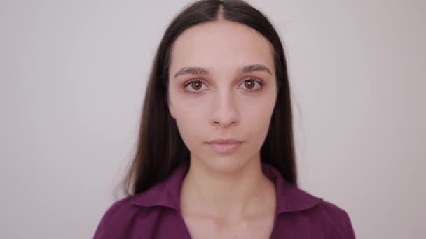 Retrato Uma Jovem Sorridente Com Grandes Olhos Morena Fundo Cinza — Vídeo de Stock