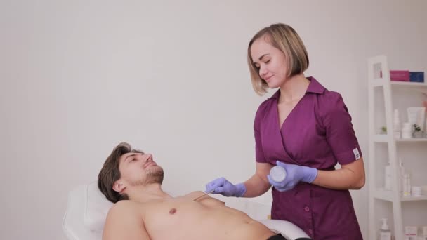 Procedimiento Cosmetología Para Hombre Depilación Terapeuta Una Clínica Cuidar Cuerpo — Vídeo de stock