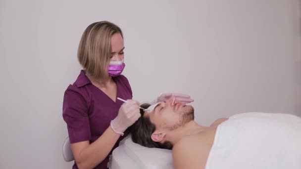 Cosmetologo Applica Una Maschera Volto Uomo Salone Spa Rallentatore — Video Stock