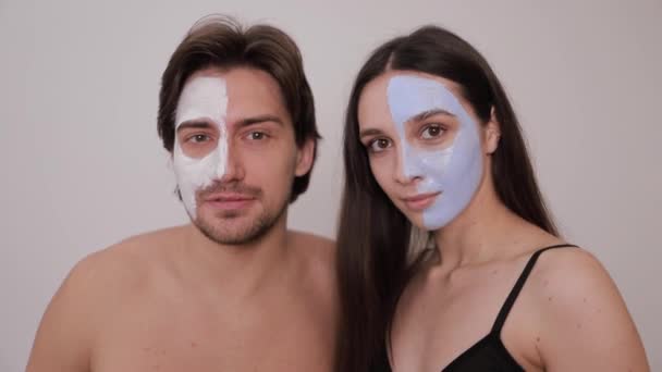 Retrato Belo Casal Relaxante Centro Spa Com Máscaras Faciais Procedimentos — Vídeo de Stock