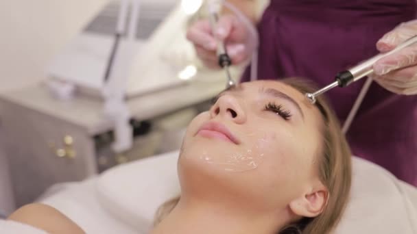 Jovem Mulher Bonita Recebendo Estimulante Tratamento Facial Elétrico Terapeuta Clínica — Vídeo de Stock