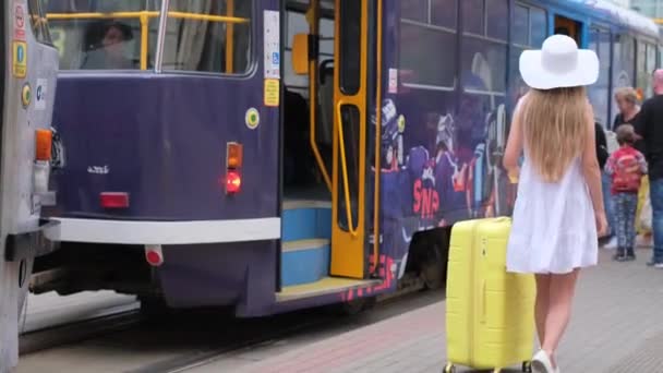 Kvinna Med Ett Stort Bagage Väg Till Spårvagnen Vägtransporter Städer — Stockvideo