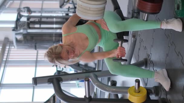 Video Vertikal Gadis Sporty Dengan Pakaian Hijau Gym Mengangkat Dumbbells — Stok Video
