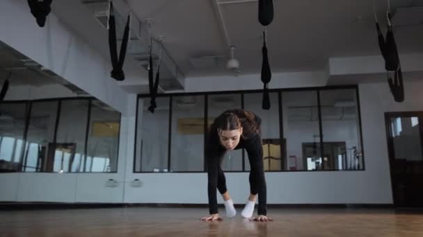 Genç Jimnastikçi Spor Salonunda Ayrılıyor Siyah Eşofmanlı Esnek Bir Jimnastikçi — Stok video