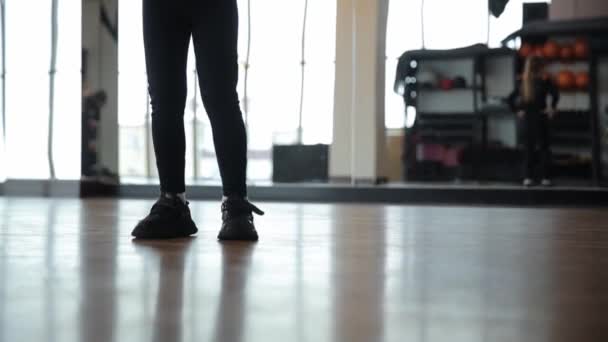 Nahaufnahme Der Beine Von Mädchen Beim Sport Unterricht Der Schulgruppe — Stockvideo