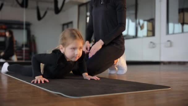 Esnek Jimnastikçi Kız Spor Salonunda Antrenman Yaparken Esneme Egzersizleri Yapıyor — Stok video