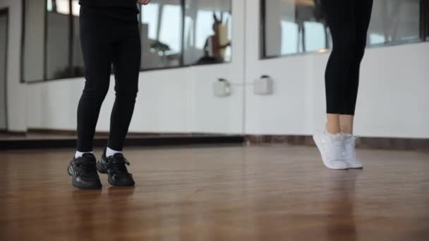 在体育馆上课期间 对一名教练和一名女孩的腿的同步运动进行了密切的观察 个人舞蹈班 准备比赛 — 图库视频影像