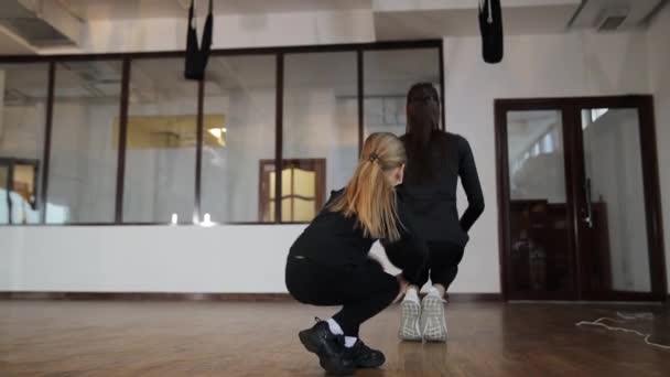 Jedna Tancerka Ćwiczy Nogi Podczas Zajęć Siłowni Aktywny Zdrowy Tryb — Wideo stockowe