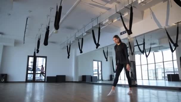Flexibilní Štíhlá Akrobatka Která Uprostřed Dne Dělá Stojku Moderní Tělocvičně — Stock video