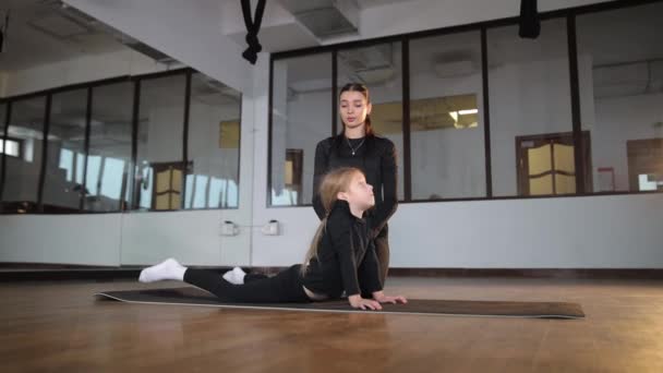 Flexibele Turnster Meisje Doen Stretching Oefeningen Tijdens Training Sportschool Met — Stockvideo