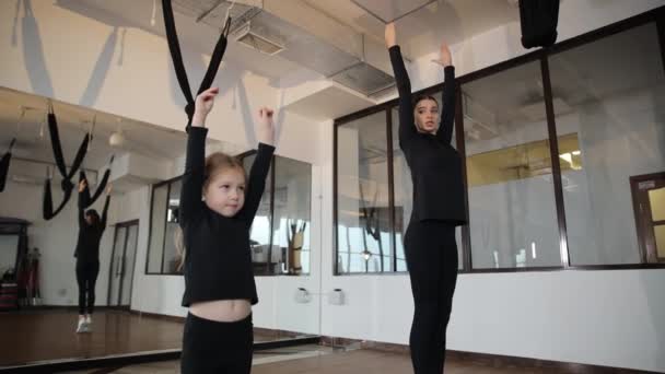 Meisje Danser Opwarmen Met Trainer Doen Stretching Oefeningen Arm Oefeningen — Stockvideo