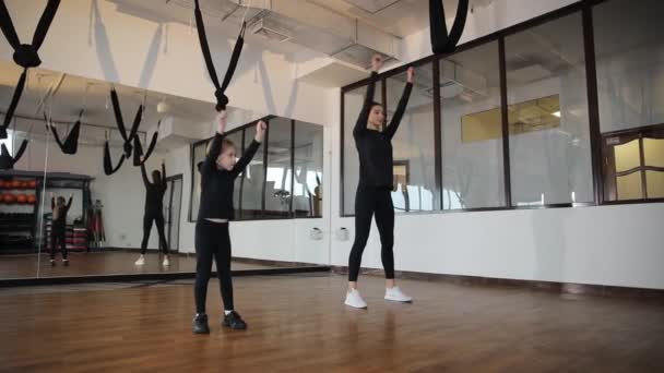 Persönliches Training Eines Mädchens Mit Einer Trainerin Fitnessstudio Aufwärmen Vor — Stockvideo