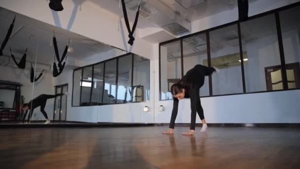 Sıska Bir Kadın Jimnastik Yapıyor Spor Salonunda Spor Kıyafetleri Içinde — Stok video