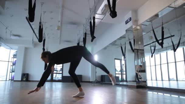 Flexibilní Štíhlá Akrobatka Která Uprostřed Dne Dělá Stojku Moderní Tělocvičně — Stock video