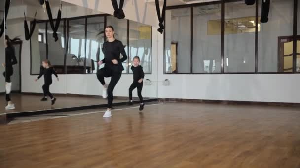 在体育馆里训练一个有私人教练的女孩 个人舞蹈团 训练前热身跑步练习 — 图库视频影像