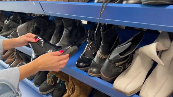 Primer Plano Las Manos Femeninas Hojeando Zapatos Usados Estante Tienda — Vídeo de stock