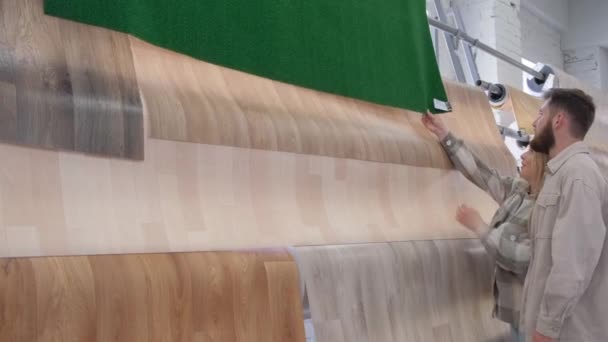 Rodina Vybere Linoleum Pro Podlahy Renovaci Bytu Sklad Stavebních Materiálů — Stock video