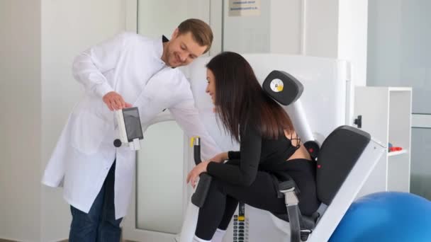 Jonge Vrouw Maakt Ruggengraat Onderzoek Diagnostiek Machine Met Fysiotherapeut Een — Stockvideo