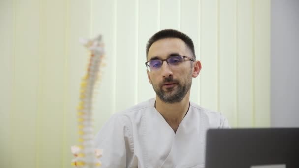 Portrét Ortopedického Lékaře Který Ukazuje Anatomický Model Páteře Moderní Medicína — Stock video