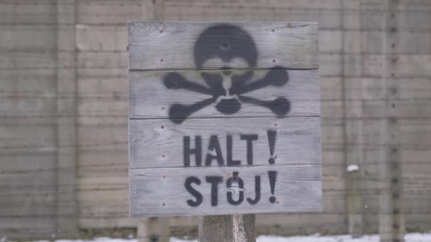 Знак Смерти Деревянной Доске Лагере Освенцим Зимой Фоне Снега Остановись — стоковое видео