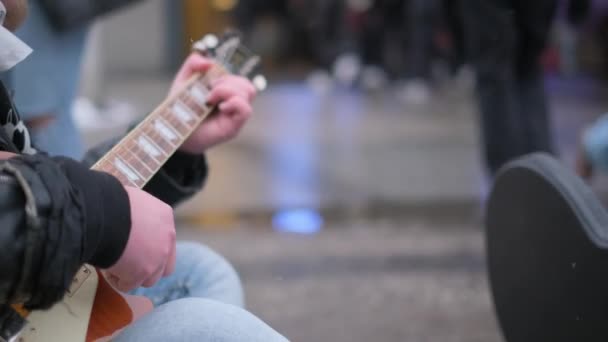 Nahaufnahme Eines Männlichen Musikliebhabers Der Einer Überfüllten Stadt Gitarre Spielt — Stockvideo