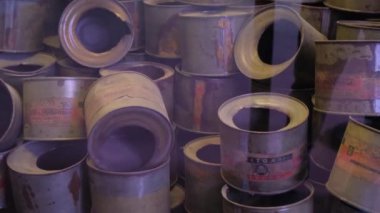 Toplama kampında boş Zyklon B benzin bidonları. Ölüm odalarındaki gaz odalarında kullanımıyla bilinir..